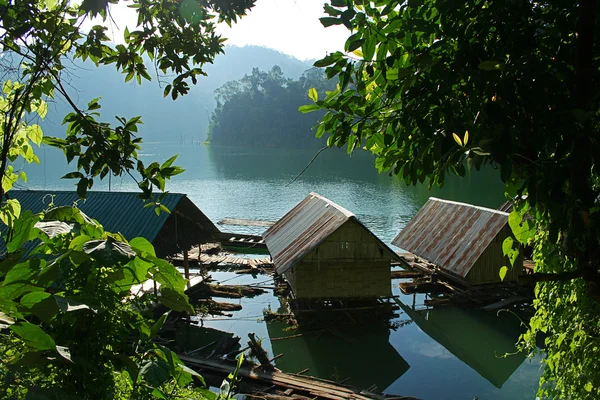 Casa flutuante. Barragem Chiao Lan. Província de Surat Thani . — Fotografia de Stock