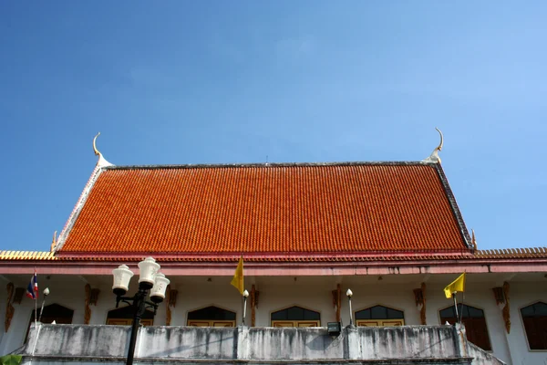 Das Dach der alten Tempelkantine in der Innenstadt von Phuket. — Stockfoto