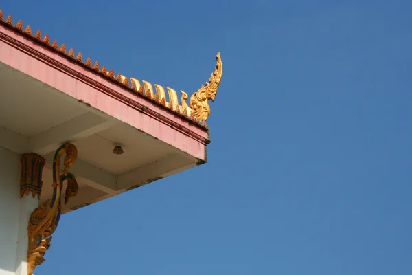 Cielo azul brillante sobre la cafetería en los antiguos templos de Ph — Foto de Stock