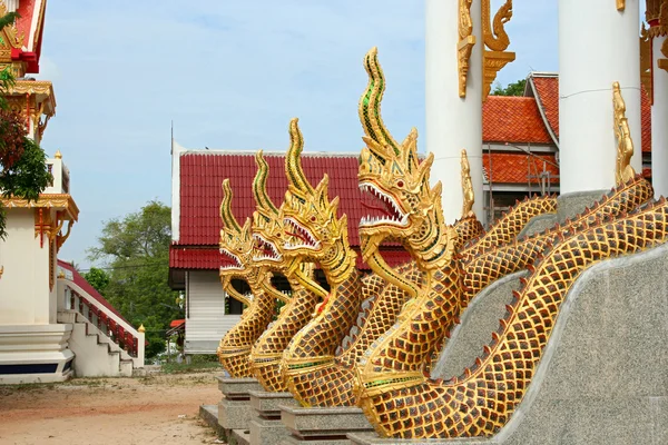 Naka ou Big Snake devant le temple de Thaïlande — Photo