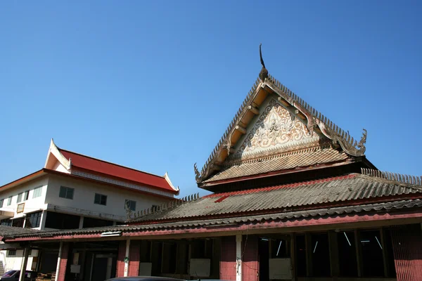Heldere blauwe hemel boven de cafetaria in de oude tempels — Stockfoto