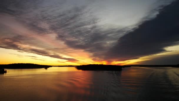 Coucher de soleil magique sur la mer — Video