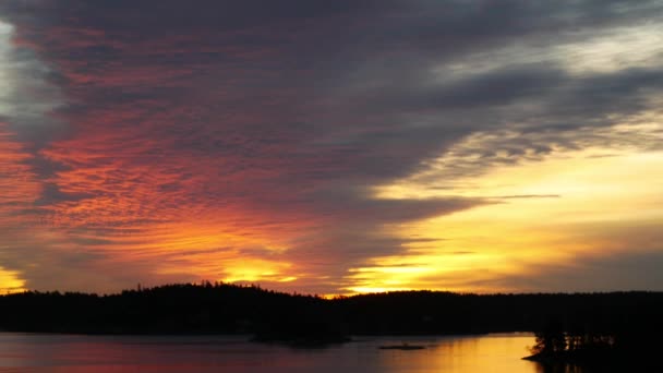 Incrível ouro céu laranja e água ao pôr do sol sobre o mar Báltico, Tallinn, Estónia — Vídeo de Stock