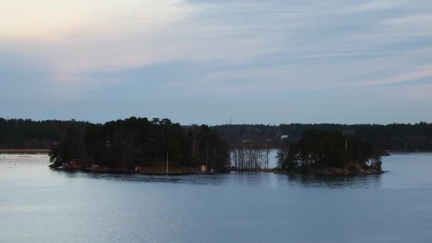 Traditional Swedish red painted boat houses line the shore in baltic sea — Stock Footage Traditional Swedish red painted boat houses line the shore in baltic sea Video Clip