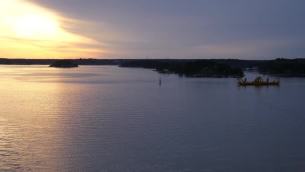在橘黄色的夕阳在波罗的海的孤船 — 图库视频影像