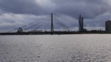 Riga, Letonya. Kablo görünümüne köprü ve güneş taşı Kipsala Island'dan kaldı. Daugava Nehri.