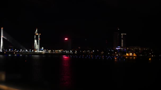 Noite Riga, ponte da suspensão, tempo real — Vídeo de Stock
