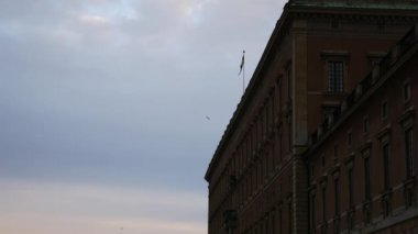 Riksdag Parlamento Binası ve Stockholm İsveç bandıralı