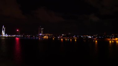 Gece Riga, asma köprü, gerçek zamanlı, hafif pan