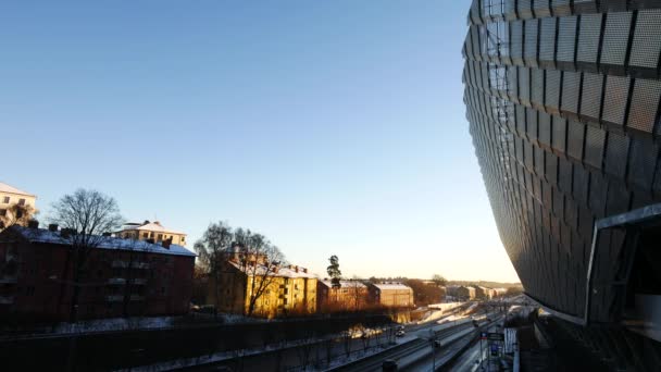 Tráfego de automóveis perto de Stockholm Globe Arena, Suécia . — Vídeo de Stock