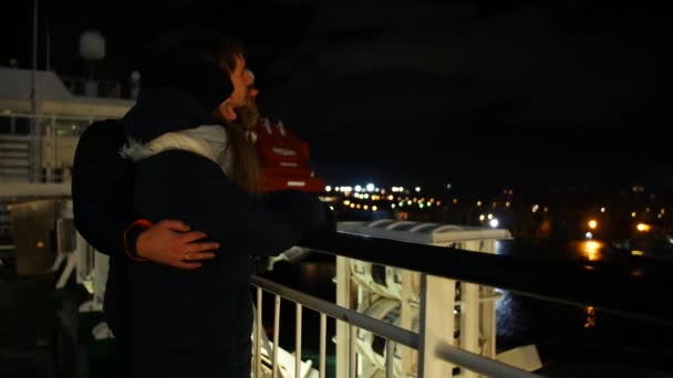 Atraktivní muž a žena tráví společně čas na trajektu, osvětlené noční město — Stock video