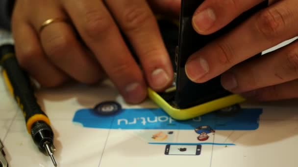 Ingenjör montera ny uppvisning på smartphone, under cellphone reparation — Stockvideo