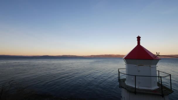 Kleiner Leuchtturm in der Nähe eines Fjords in Norwegen — Stockvideo