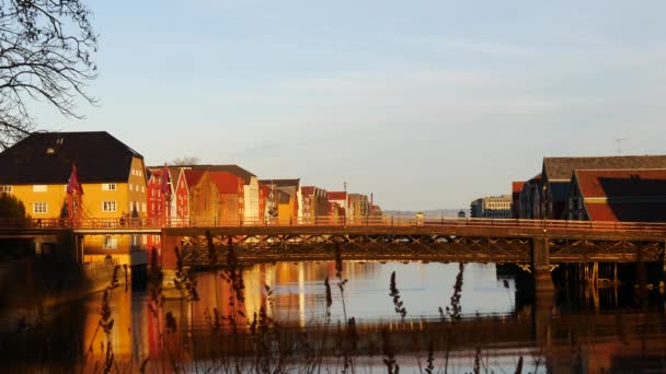 Auf Brücke in der Nähe berühmter Holzhäuser in der norwegischen Stadt Trondheim — Stockvideo