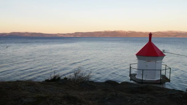 Fyren i fjord på tidigt på morgonen, Norge — Stockvideo