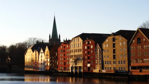 Beroemde houten gekleurde huizen in de stad Trondheim, Noorwegen, magische uur — Stockvideo