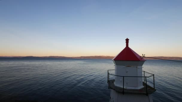 Faro cerca de un fiordo en Norway, Trondheim — Vídeo de stock