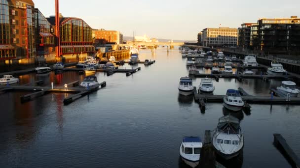 Kilátás nyílik a kikötőre, Trondheim, varázslat óra napnyugta színe — Stock videók