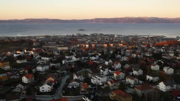 Vue panoramique de la zone urbaine de Trondheims avec le fjord en arrière-plan, panorama lisse — Video