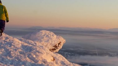 snowboard adam bir dağın, ibadet poz tepesine ulaştı