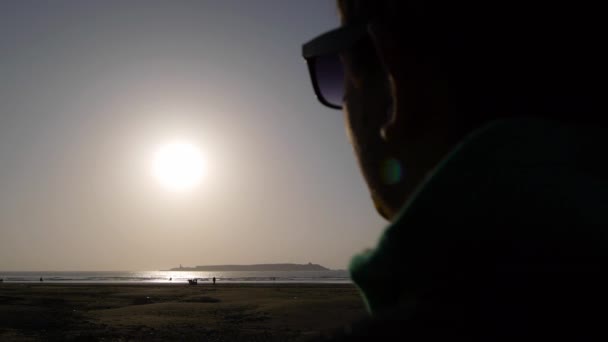 Homem na praia olhando para o mar, morocco, close-up — Vídeo de Stock