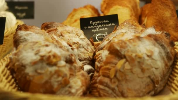 Compra de pasteles, productos de panadería, toma de mano — Vídeo de stock