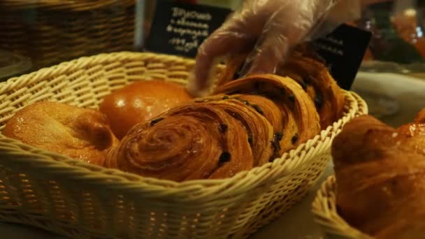 Buying baked bread in a bakery window display — Stock Video