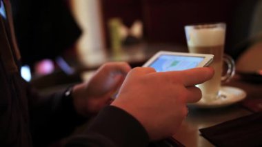 Erkek el kafede tablet bilgisayar kullanarak