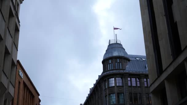 Drapeaux nationaux lettons dans la vieille ville de Riga, Riga, Lettonie — Video