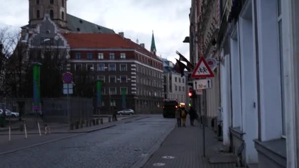 Riga, ラトビアの旅行旅行の間に人々 のグループ — ストック動画