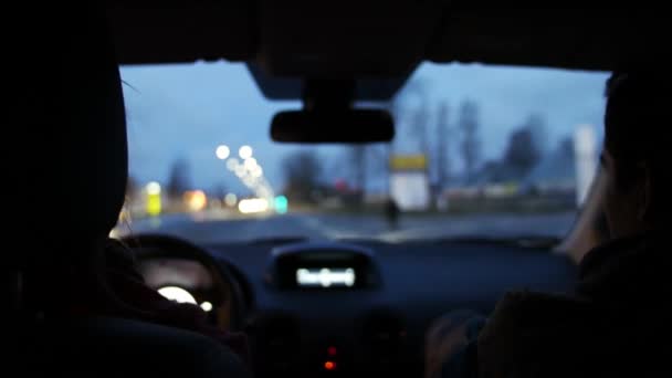 Couple conduisant une voiture, veilleuses fusée éclairante et classement — Video