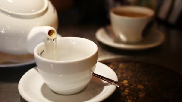 Chá no café na mesa de café da manhã — Vídeo de Stock
