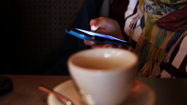 Närbild på händer kvinnan använder sin mobiltelefon i restaurang, café. — Stockvideo