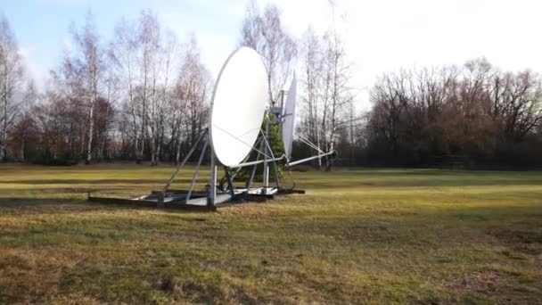 Супутникова тарілка з сонячними променями — стокове відео