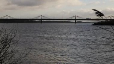 Nehir Daugava köprüde görüntülemek, Riga, Larvia