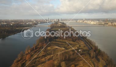 Nehir Daugava ve Tv Kulesi Riga, Letonya, Avrupa - panoramik hava video