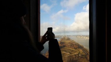 Riga tv Kulesi manzarası görünümünden şehirde turist alarak fotoğrafı