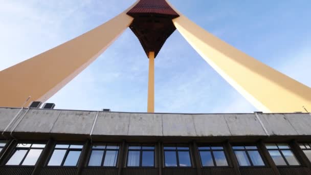 Pan się tv tower Ryga Łotwa — Wideo stockowe