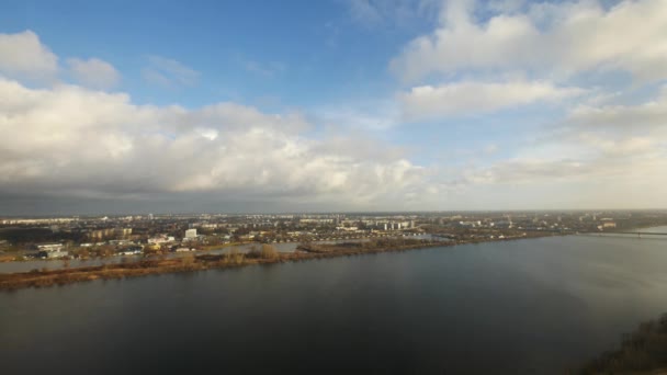 Речное воздушное видео Даугавы и телебашни в Риге, Латвия, Европа - панорамный вид — стоковое видео