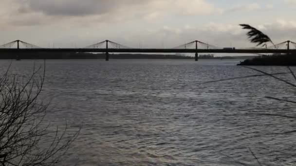 Puente sobre el río Daugava vista, Riga, Larvia — Vídeos de Stock
