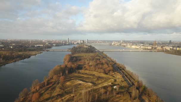 Joen antenni video Daugava ja TV-torni Riiassa, Latvia, Eurooppa - panoraamanäköala — kuvapankkivideo