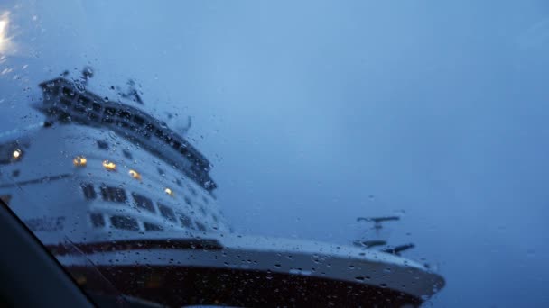 Blick aus dem Auto auf Fährschiff mit Regentropfen — Stockvideo