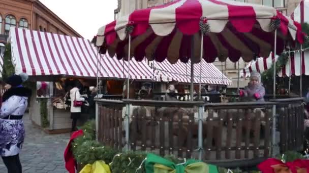 Neznámá skupina lidí si vánoční trh v Rigas staré město, Lotyšsko. To přitahuje více než 750 tisíc návštěvníků během celý adventní čas. — Stock video