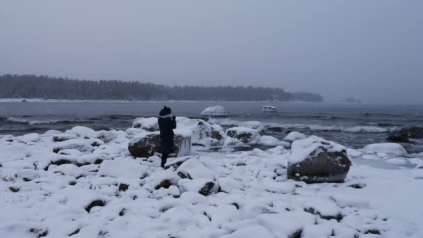 Mulher branca tirar fotos e gosta de viajar, mar baltico, sueco de inverno — Vídeo de Stock