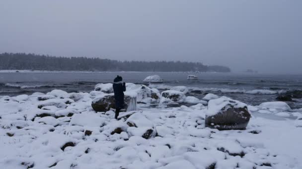 Femme caucasienne prenant des photos et aime voyager, mer baltique, hiver suédois — Video