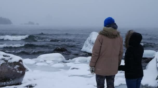 Jeune couple à la recherche dans la mer baltique en hiver — Video