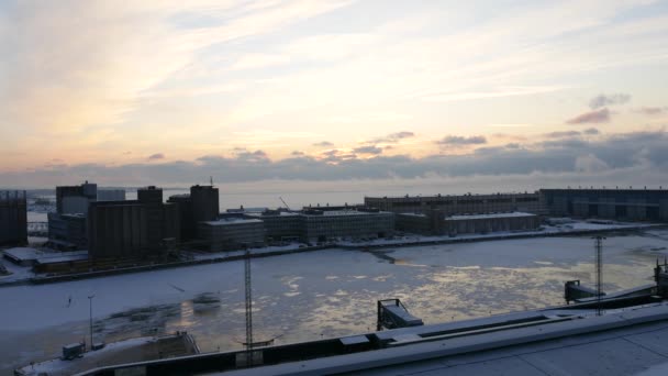 Prachtige en dramatische twilight op de zee rondom Suomenlinna eiland, Helsinki, Finland, Winters licht — Stockvideo