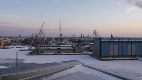 Průmyslovém závodu v Helsinkách je výstupu páry z komín — Stock video