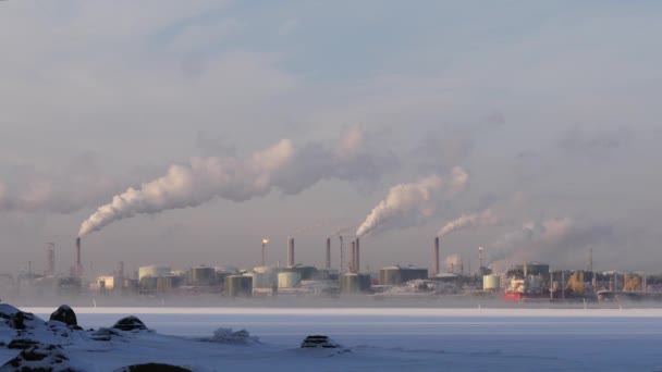Fábrica metalúrgica. Contaminación ambiental. Tubo de humo . — Vídeos de Stock