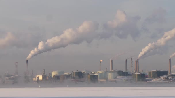 Tubo con humo al atardecer de invierno — Vídeos de Stock